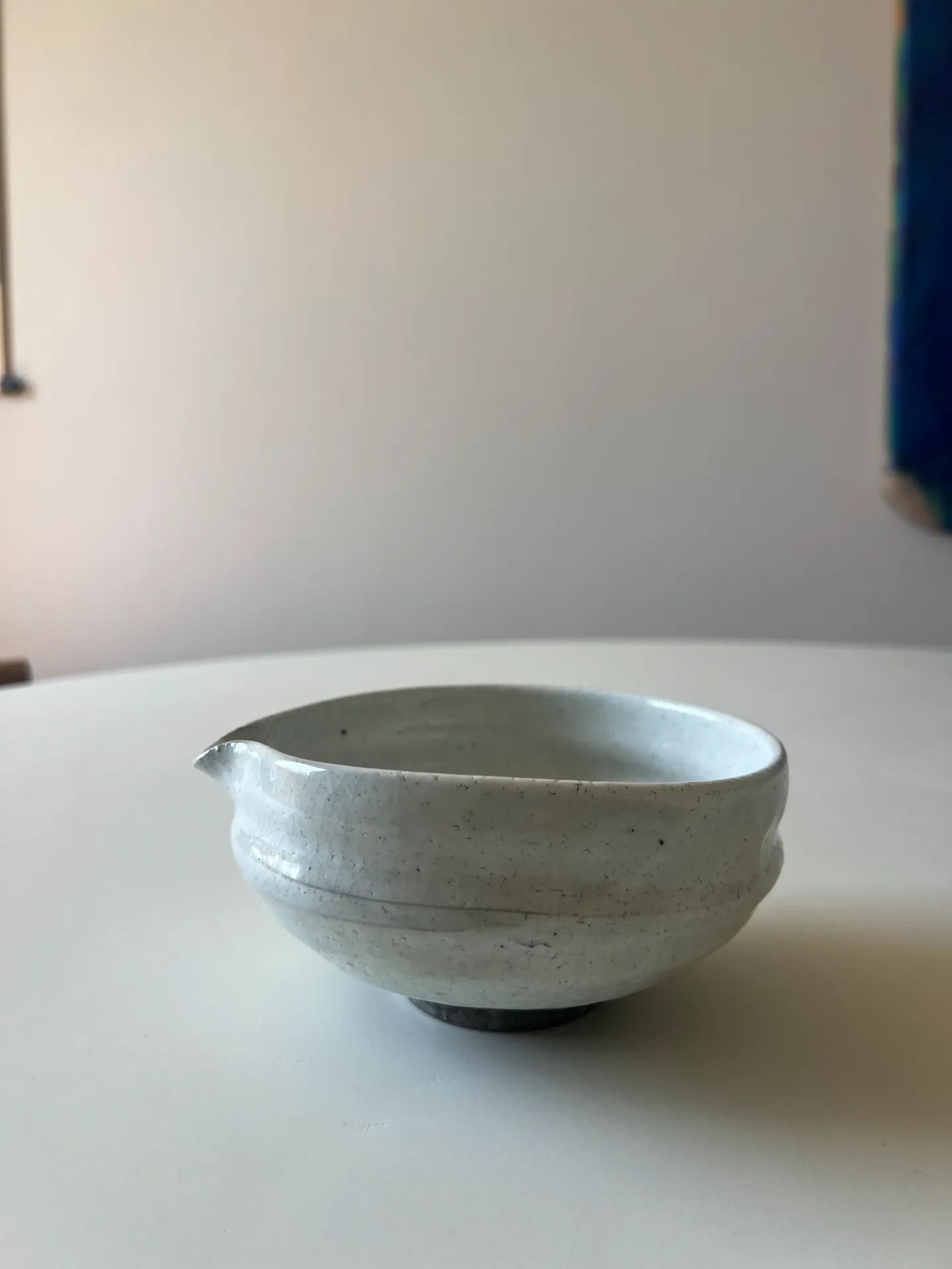 katakuchi – Bol à matcha blanc avec bec verseur