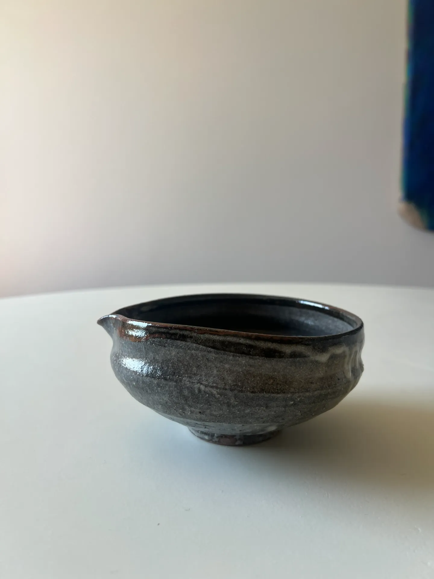 katakuchi – Bol à matcha gris avec bec verseur