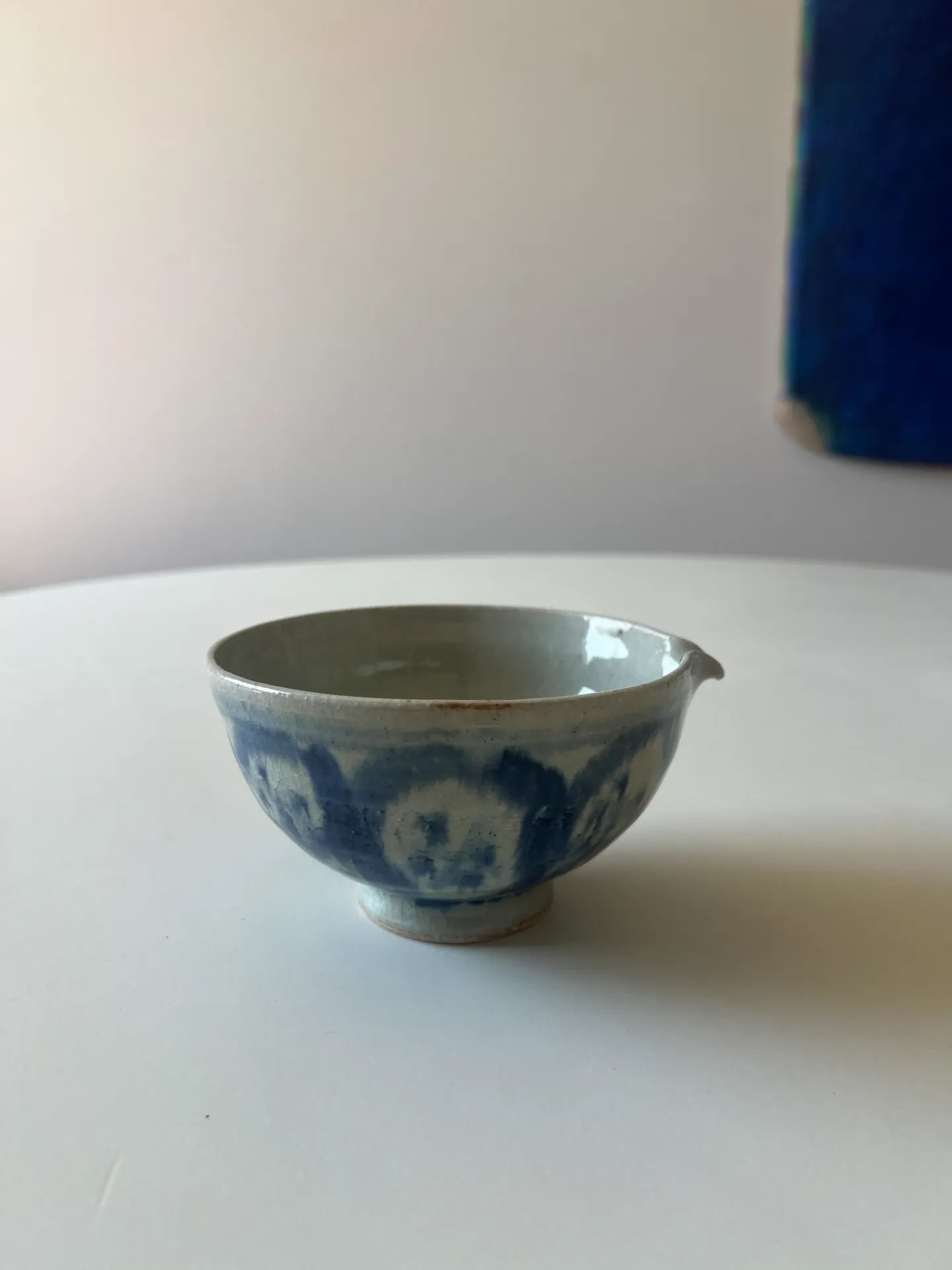 katakuchi – Bol à matcha Sometsuke avec bec verseur